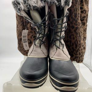 SOLD Snow boot. Khombu leather white and black snow boot.